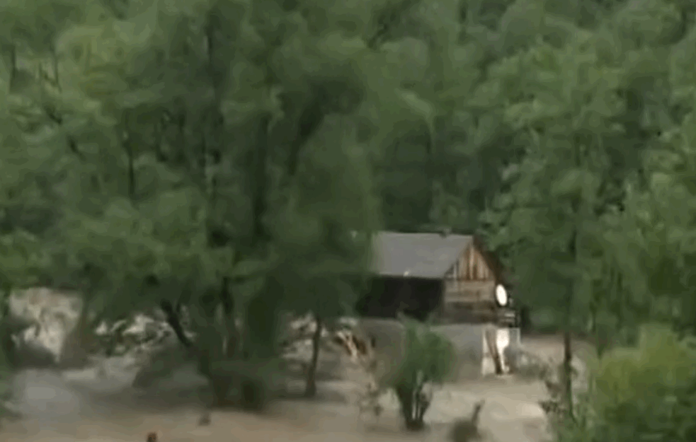 Drama kod Kraljeva: Spasioci na <span style='color:red;'><b>krov kuće</b></span> helikopterom došli po bračni par (VIDEO)